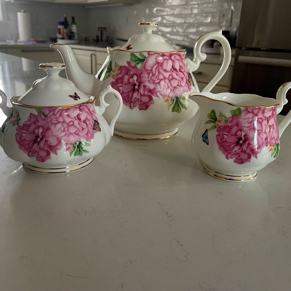 Elegant Royal Albert tea service set designed by Miranda Kerr